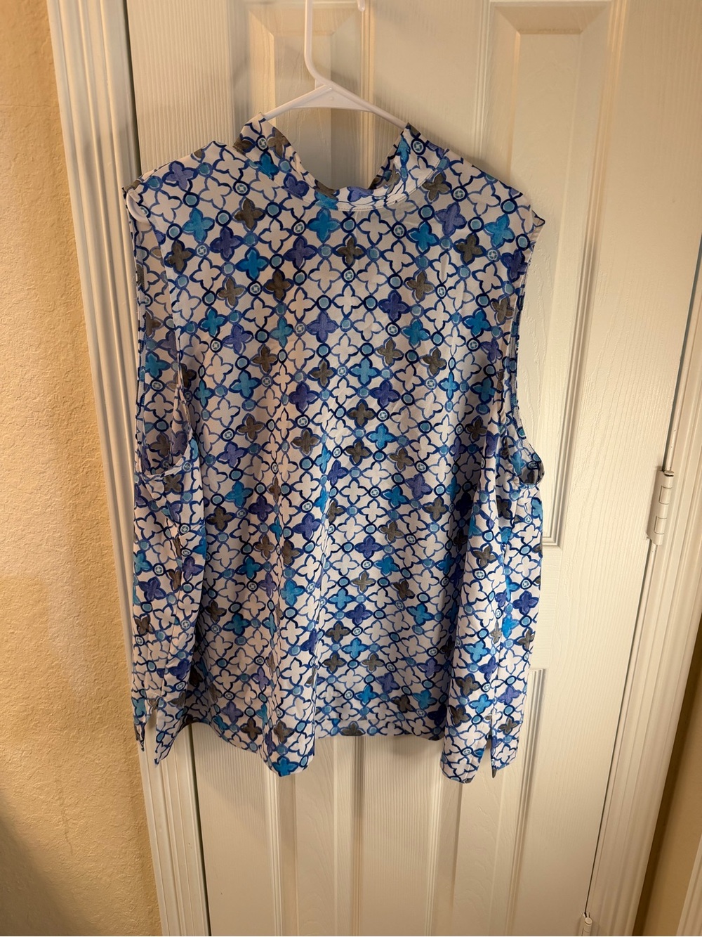 Chase Lands' End Blue and White Geometric Print Sleeveless Blouse